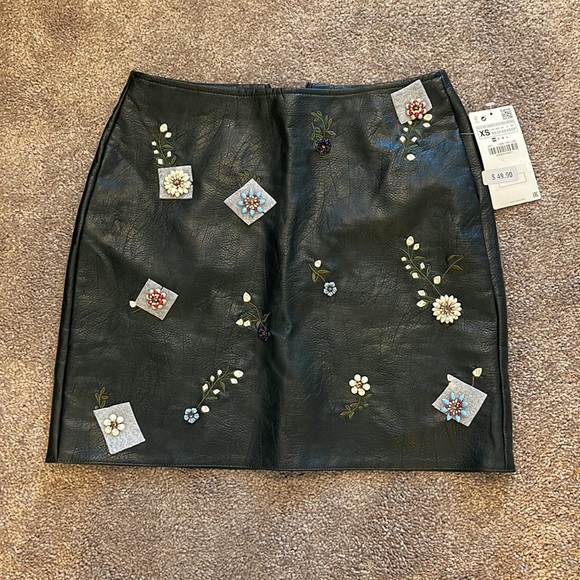 NWT Zara leather floral mini skirt - Picture 2 of 5